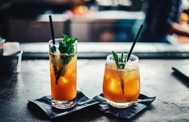 Z czym pić rum? Poradnik, jak należy pić i serwować ten alkohol